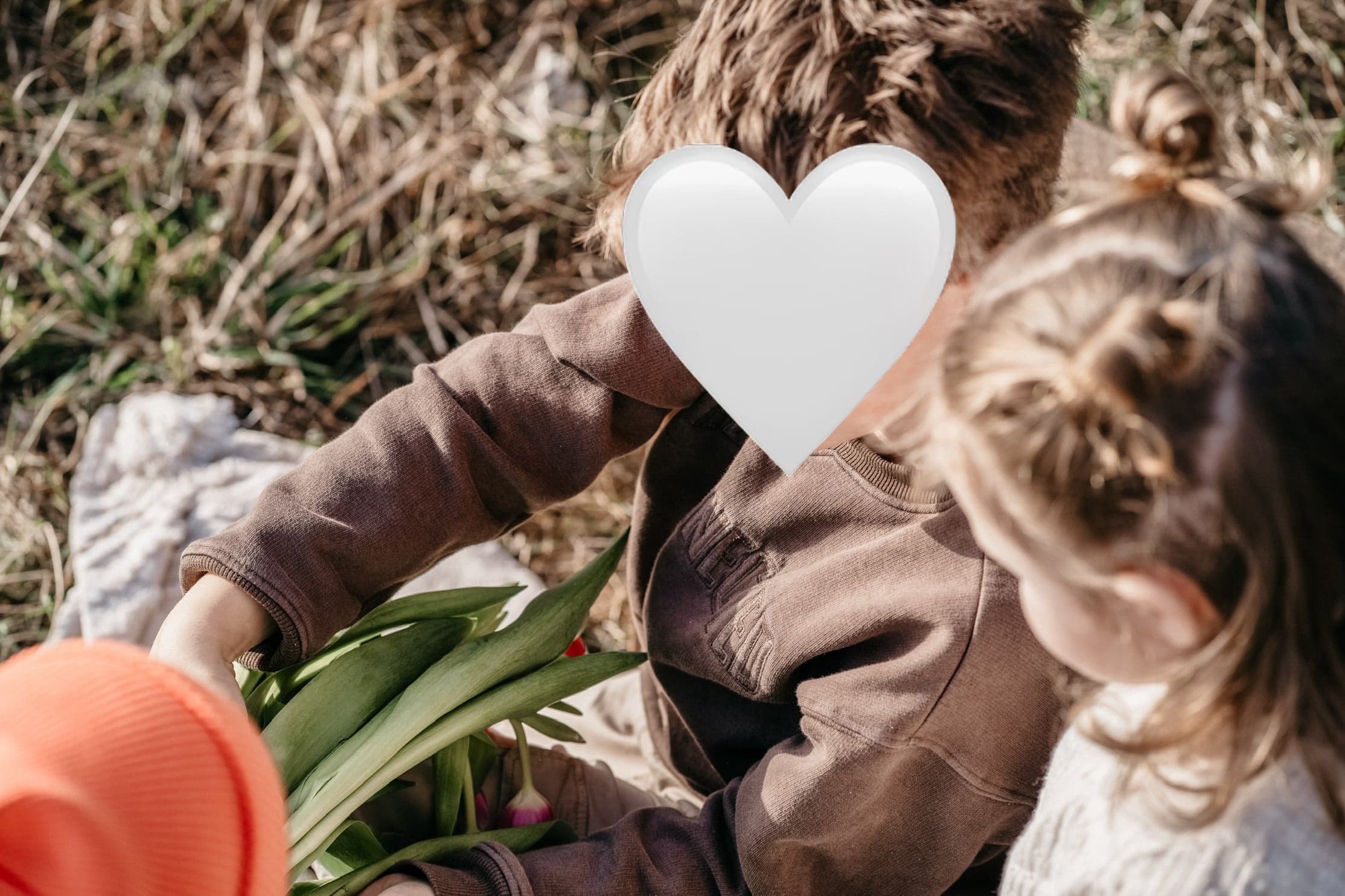 Kinder mit Tulpen auf einer Frühlingswiese
